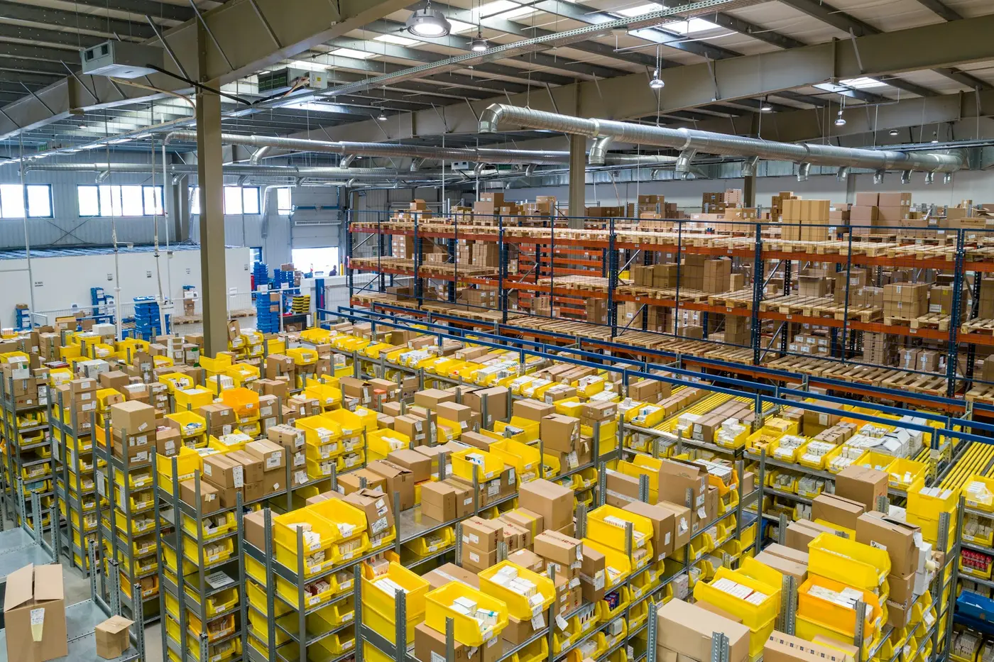 Logistikhalle mit Förder- und Lagertechnik
